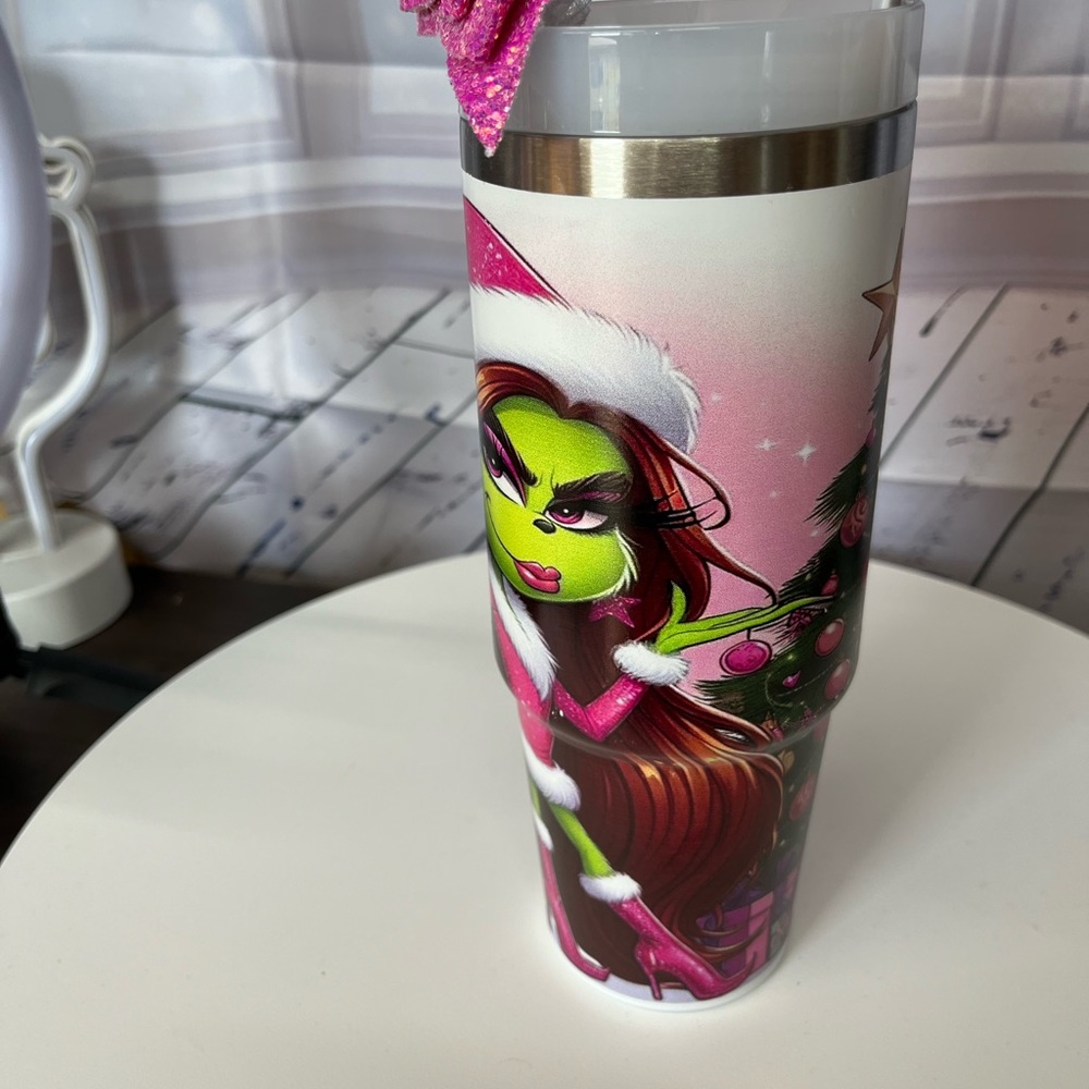 Women Grinch Tumbler.NWOT‎